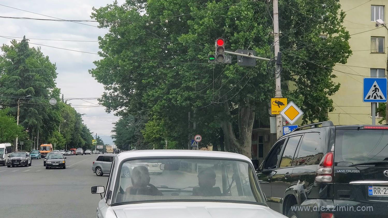 На дорогах Грузии. Перекресток в Кутаиси