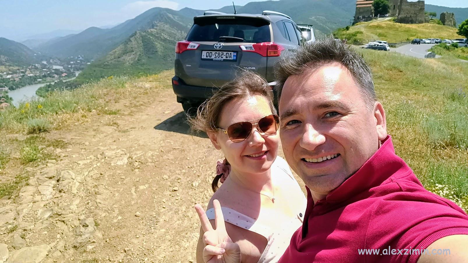 Алексей Зимин и Екатерина Зимина в Грузии на фоне арендованной машины